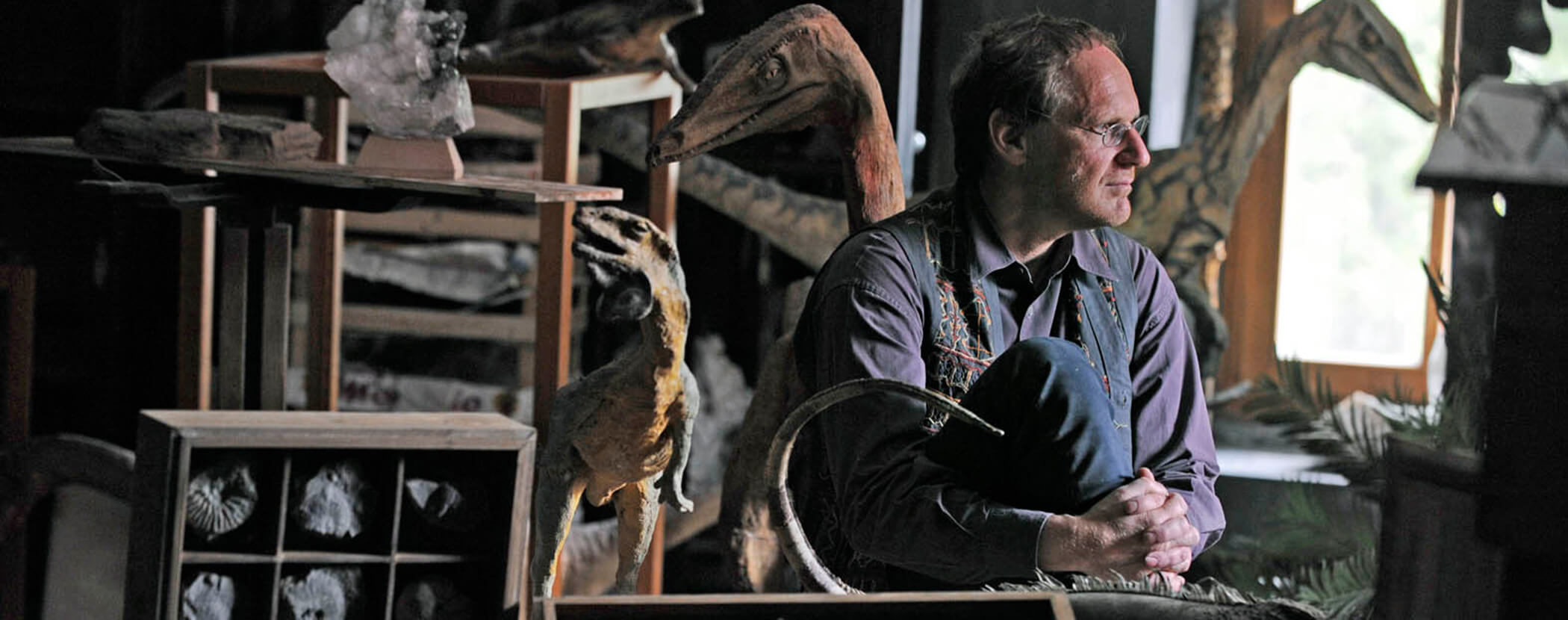 Michael Wachtler sitzt in seinem Museum Dolomythos