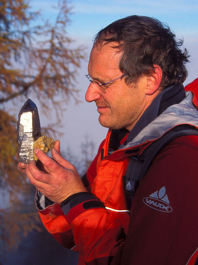 Michael Wachtler hält einen Bergkristall in der Hand